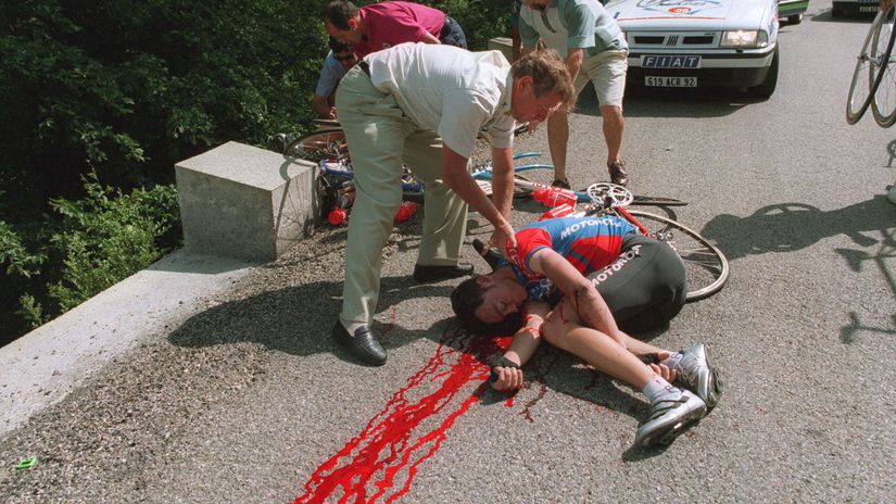 Drel pre Armstronga mal zlato ale doma umyl riad