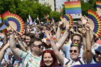 Duhovy Pride prilakal 14 tisic ludi podporili ho aj diplomati Pochod za rodinu hlasal tradicne hodnoty