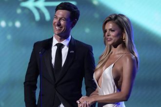 Hore bez jej nestacilo Provokuje vystrihom po pupok