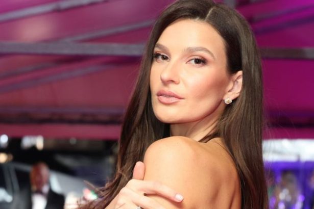 Misska Nikol Svantnerova ukazala brucho a prsia po porode