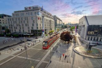 Reklama Elektricka pred SND Fauluju obe strany