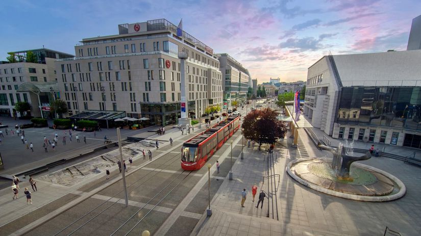 Reklama Elektricka pred SND Fauluju obe strany