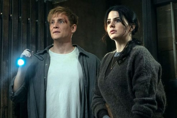 Tento thriller na Netflixe ovladol sledovanost v 54 krajinach Preco ho vsak mnohi nazyvaju katastrofou