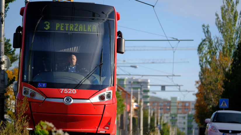 V bratislavskej Petrzalke zacala premavat elektricka