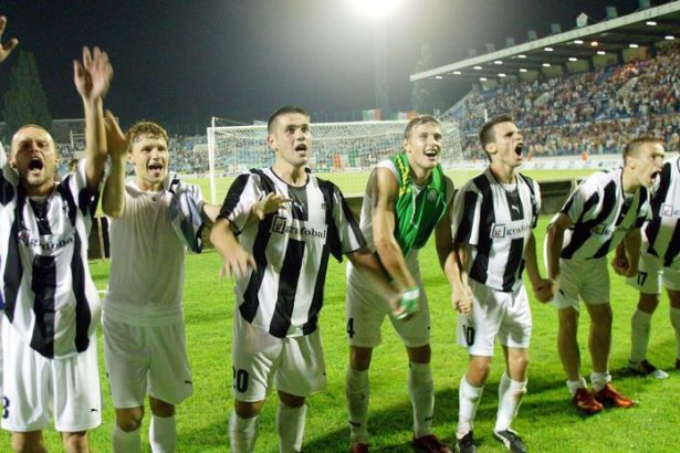 Weiss Zly genius Kazasi chvalia svojich 20 rokov po pomste za Artmediu