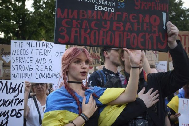 Zelenskyj cuvol lebo potrebuje peniaze zo Zapadu