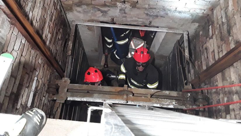 Drama v utrobach domu Zrutil sa vytah s rodinou