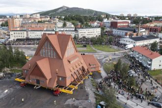 Dreveny kolos na kolesach Vo Svedsku presunuli kostol