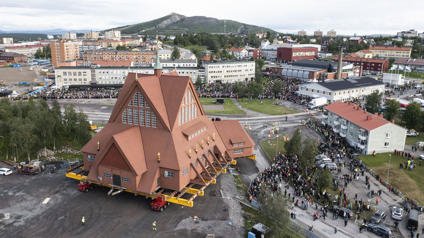 Dreveny kolos na kolesach Vo Svedsku presunuli kostol