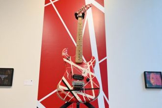 Gitaru Eddieho Van Halena vydrazia za viac ako dva miliony dolarov