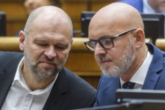 Grohling zabuchol Sulikovi dvere do SaS zastala sa ho iba jedna poslankyna Syn Filip zosmiesnil sefa liberalov