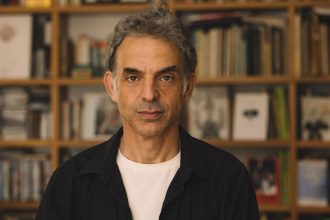 Izraelsky spisovatel Etgar Keret Vsetci sa citime ako obete