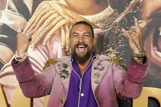 Jason Momoa zhodil svoju ikonicku bradu Je to este Aquaman