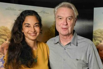 Laska nepozna vek 73 rocny spevak poklakol pred mladsou zenou