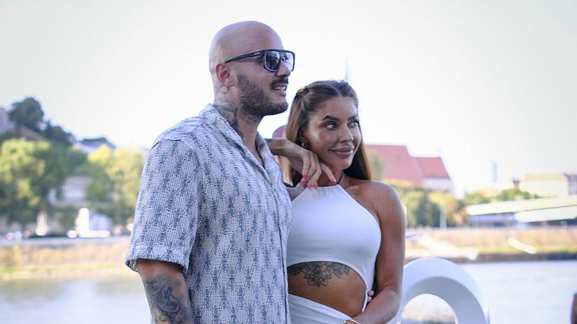 Manzelka rapera Majselfa sa ukazala v stekliver poze