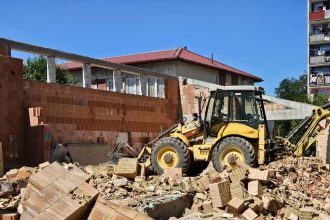 Na Luniku IX likviduju rozostavanu skolku