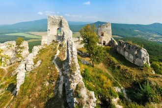 Nahy s kuklou na hlave a vibratorom