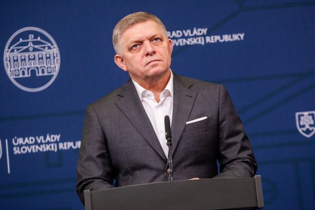 Neakceptovatelne Slovaci vo svete kritizuju Fica za postoj k Srbsku