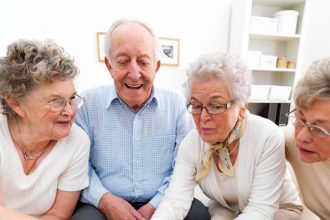 Nemecki penzisti by mali pomahat v socialnych sluzbach