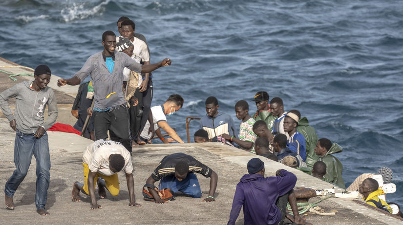 Nezvycajny incident na spanielskej plazi Turisti chytali migrantov