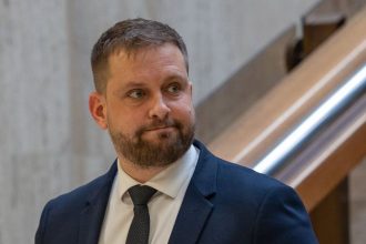 Odvolavanie ministra zdravotnictva Saska Prislo len 62 poslancov