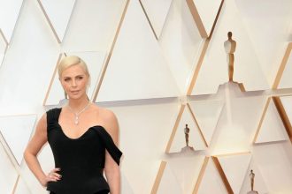 Otec po nej strielal Charlize Theron oslavuje 50 rokov