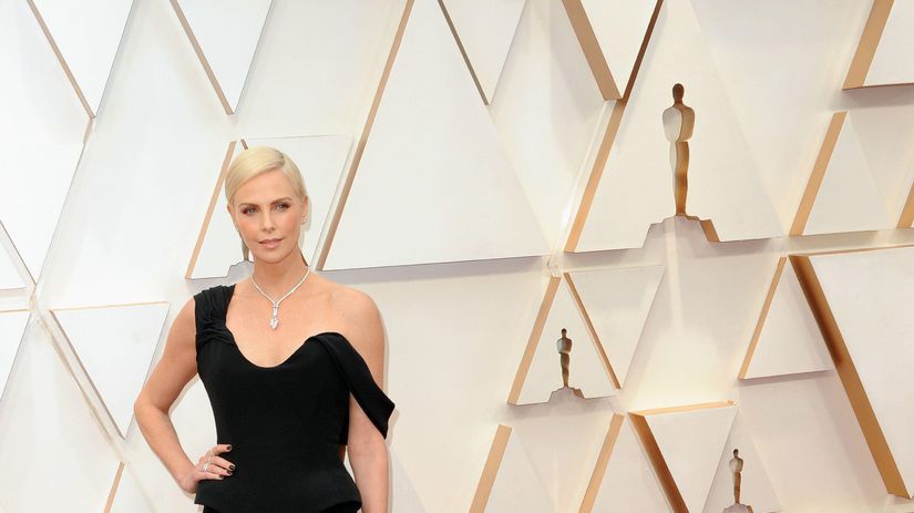 Otec po nej strielal Charlize Theron oslavuje 50 rokov