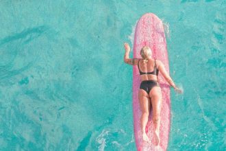 Po zemetraseni v Rusku zrusili varovanie pred cunami Surferi si uzivaju vlny