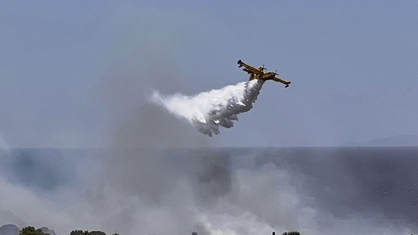 Pozar na juhu Francuzska zasahol 4500 hektarov