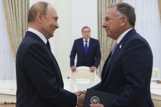 Putin prijal Trumpovho muza v Kremli na rokovania