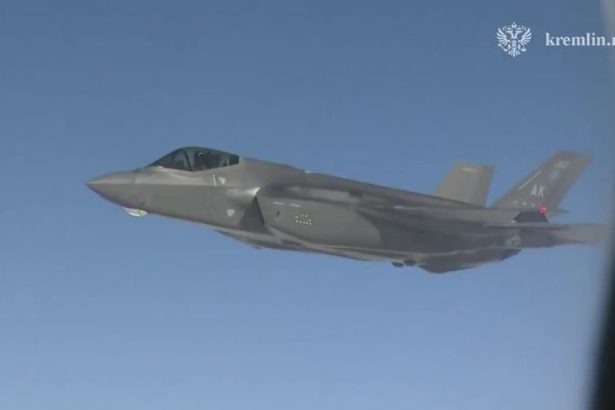 VIDEO Putinov lietajuci Kremel odprevadili domov americke stihacky