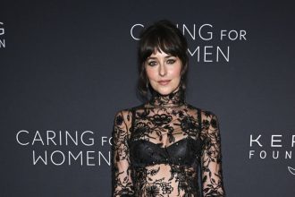 Dakota Johnson takmer naha v cipke a bielizni
