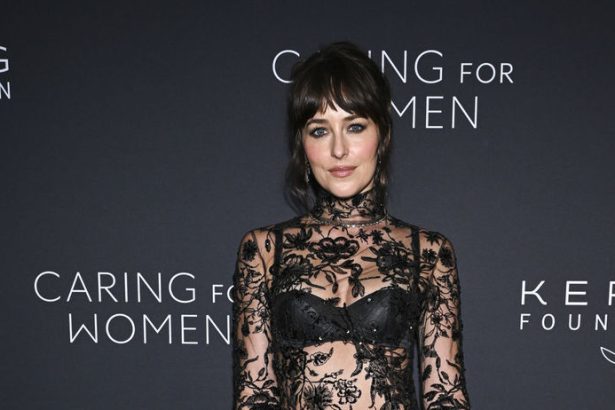 Dakota Johnson takmer naha v cipke a bielizni