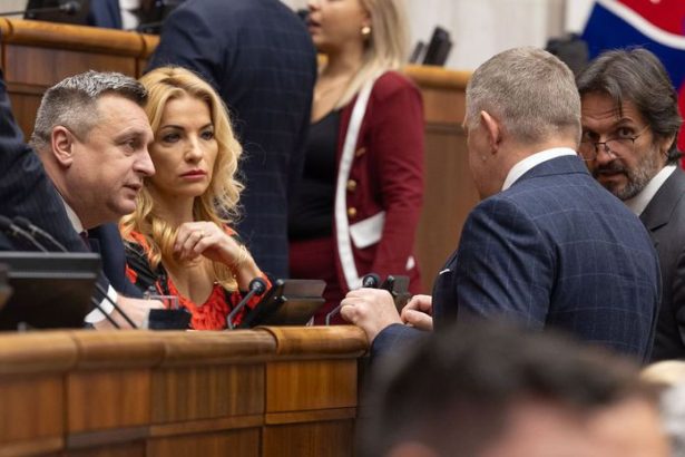 Danko vyzval Pellegriniho aby pri cestach bral clenov vlady Prezident reagoval