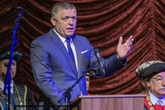 Fico stale veri v rusku ropu a plyn