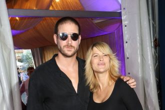 Herec Polivka caka dieta so starsou partnerkou