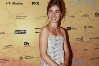 Hviezda vianocnej rozpravky Carovne jablko ziarila na prazskej premiere