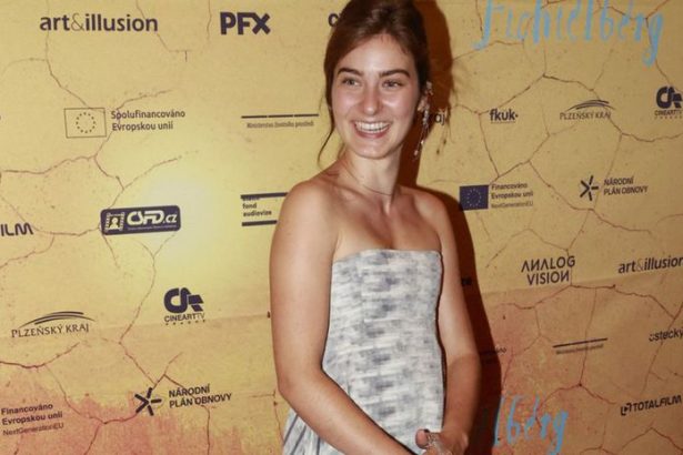 Hviezda vianocnej rozpravky Carovne jablko ziarila na prazskej premiere