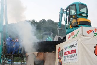 Japonci si pochutnavali na polievke miesanej dvoma bagrami