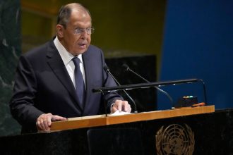 Lavrov v OSN Na agresiu proti Rusku bude odpoved