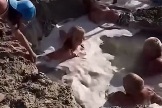 Minuty hrozy Deti uviazli na plazi v pieskovej pasci