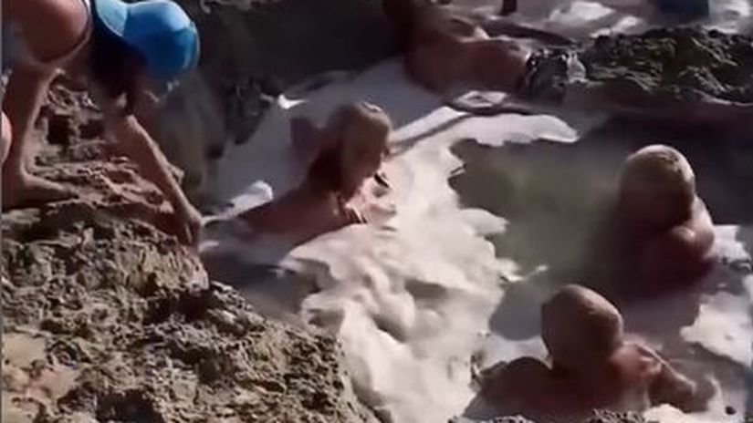 Minuty hrozy Deti uviazli na plazi v pieskovej pasci