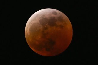 Nad Slovenskom sa odohr mimoriadny ukaz Mesiac sfarbi docervena