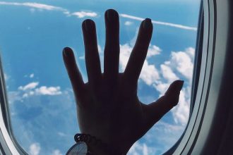 Necakana situacia na palube posadka radi cestujucim mocit do flias