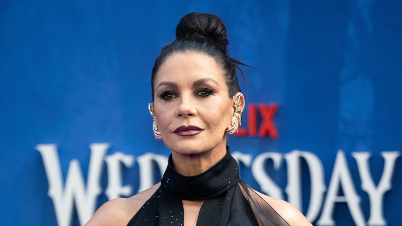 Nepomohli jej ani priesvitne minisaty Zeta Jones celi kritike vtip o mladom chlapcovi vyvolal rozruch