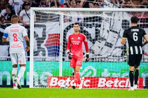 Neveritelne zakroky Pochvalne ody na brankara Greifa Ukazal preco tu je povedal trener