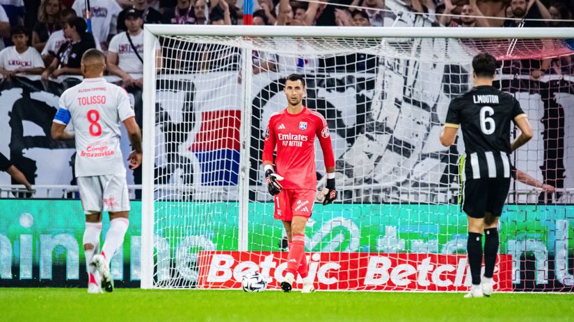 Neveritelne zakroky Pochvalne ody na brankara Greifa Ukazal preco tu je povedal trener