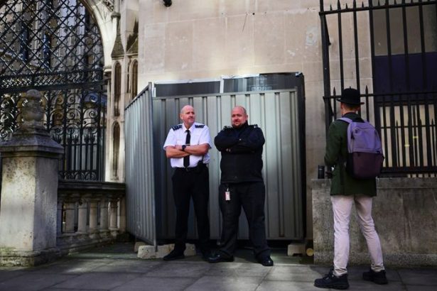 Nove dielo Banksyho zakryte a strazene ochrankou