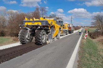 Oprava cesty medzi Tomasovom a Stvrtkom na Ostrove zacala