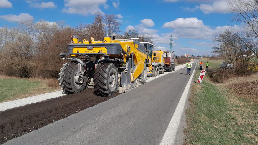 Oprava cesty medzi Tomasovom a Stvrtkom na Ostrove zacala